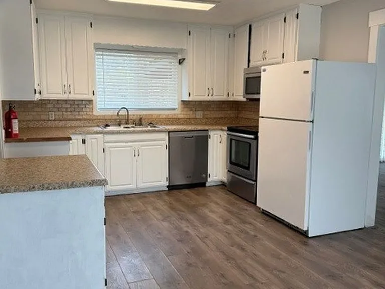 1690 Longview Way NW — Photo 3