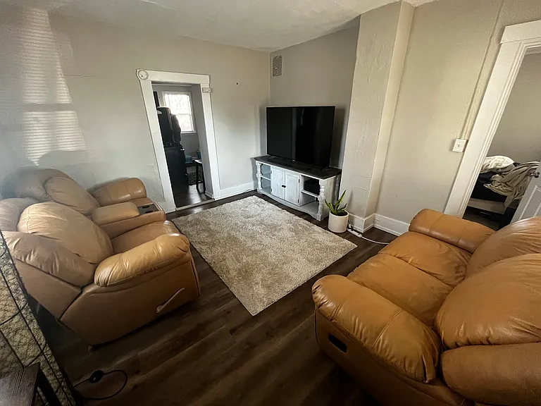 2913 N Avalon Pl — Photo 2