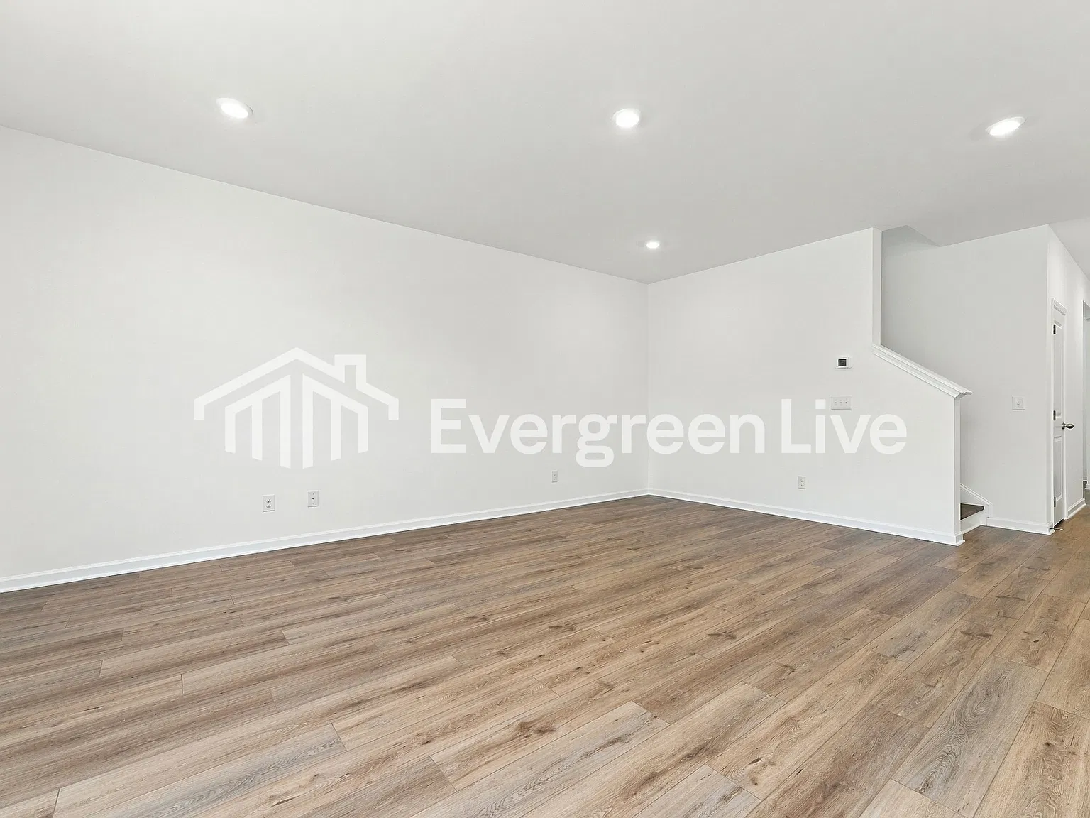 6 bed, 4.0 bath, 3010 sqft, $2,560 — Photo 2