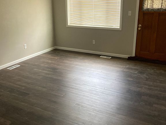 4th image of 162 Oakwood St