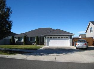 1511 Red Hawk Dr, Medford, OR