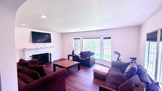 3 bed, 2500 sqft, $5,950 — Photo 3