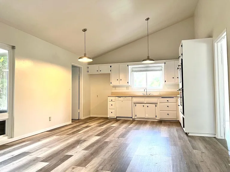 24360 Crestlawn St — Photo 7