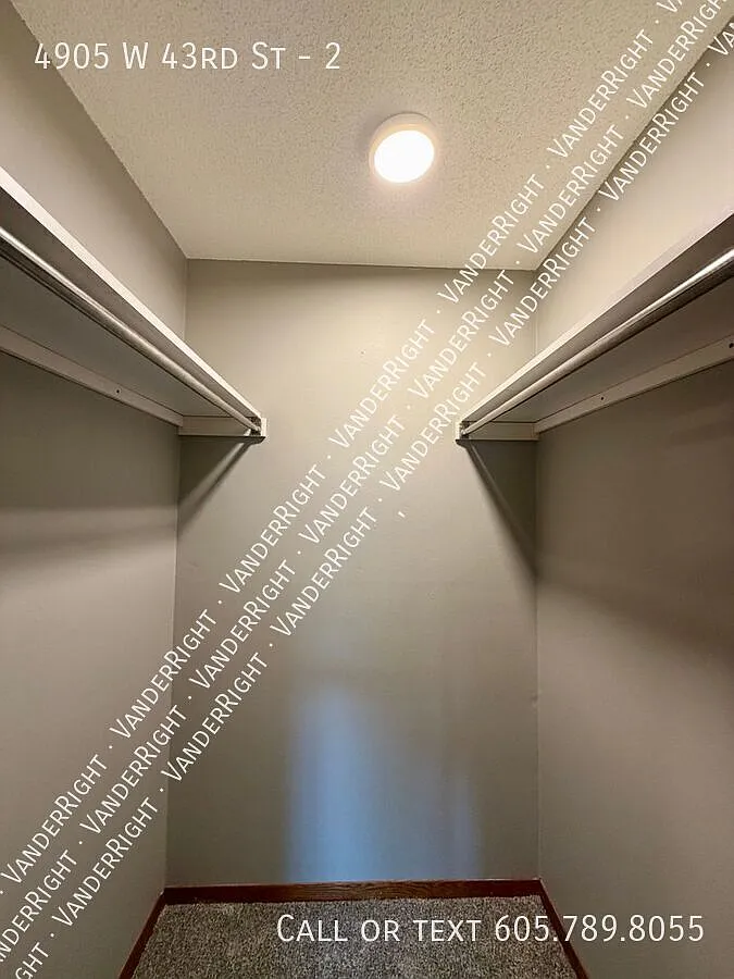 Spacious 2 Bedroom Apartment with Free Garage! — Photo 3