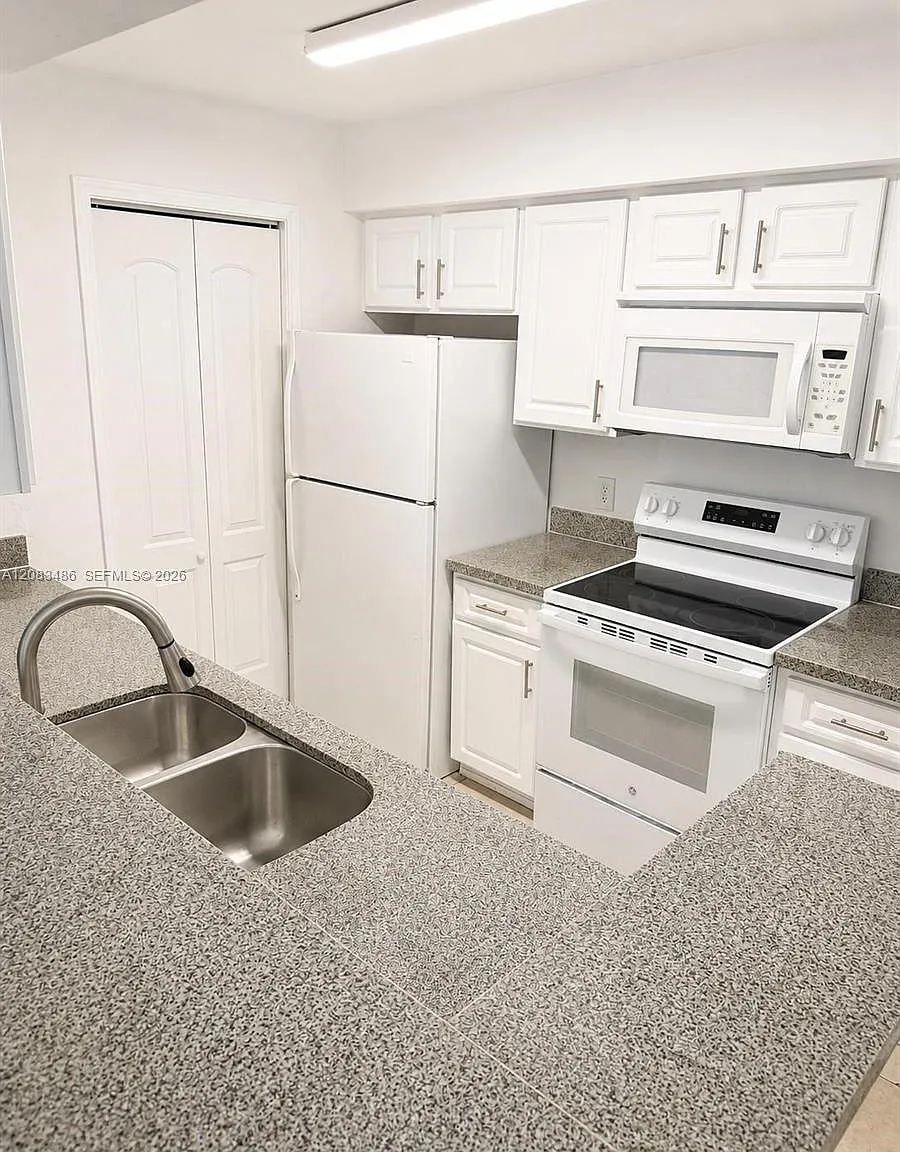 Sailboat Pointe Condo — Photo 3