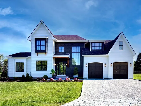2 Stone Bridge Dr, Middletown, RI 02842