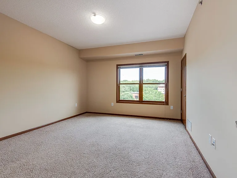 Oaks Glen Lake Apartments — Photo 8