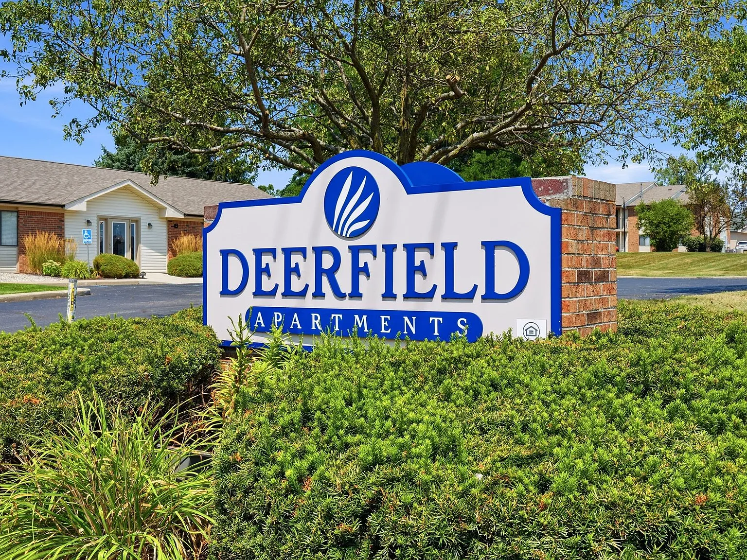 Deerfield Apartments, Duplexes, and Townhouses. — Photo 2