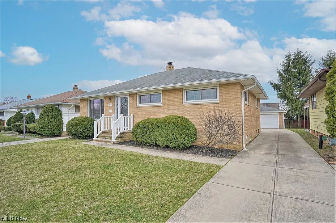 15712 Rowena Ave photo 1