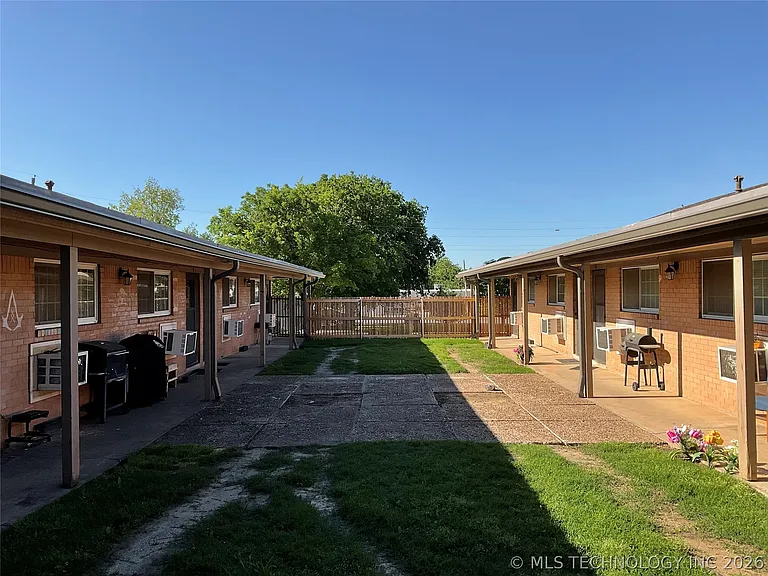 1809 E 2nd St #12 — Photo 3