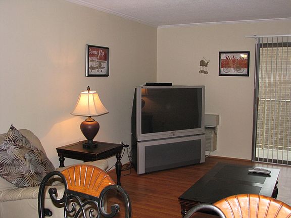 5th image of 2106 Kanawha Blvd E