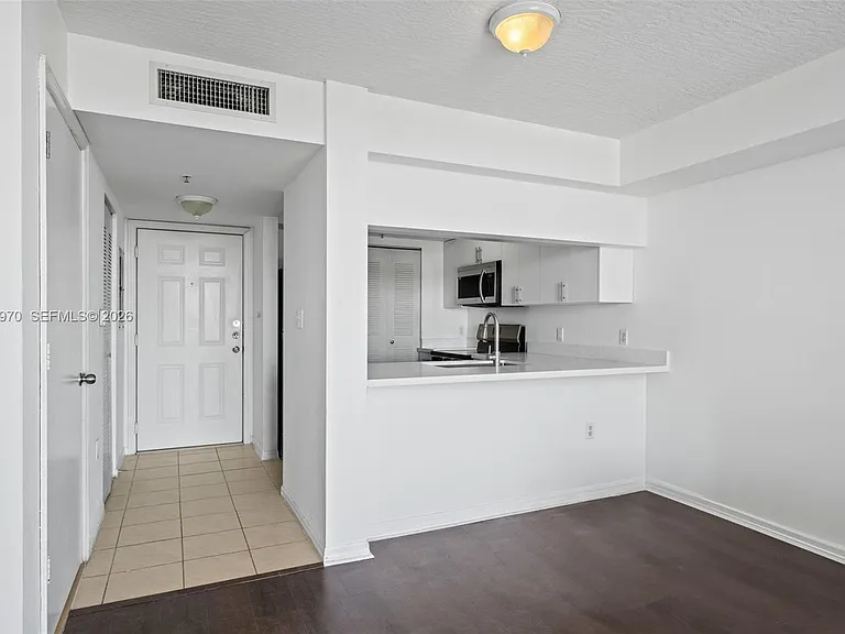 102 SW 6th Ave #605 — Photo 2