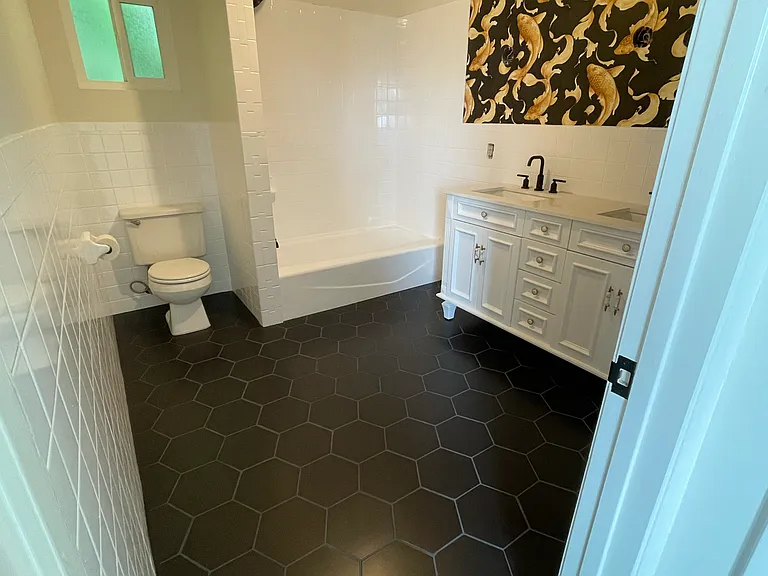 Upstairs Full Bathroom