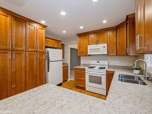 5th image of 13 Montauk Ln