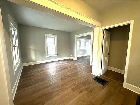 4th image of 1039 Waverly Ave