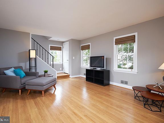 2nd image of 11006 Harriet Ln