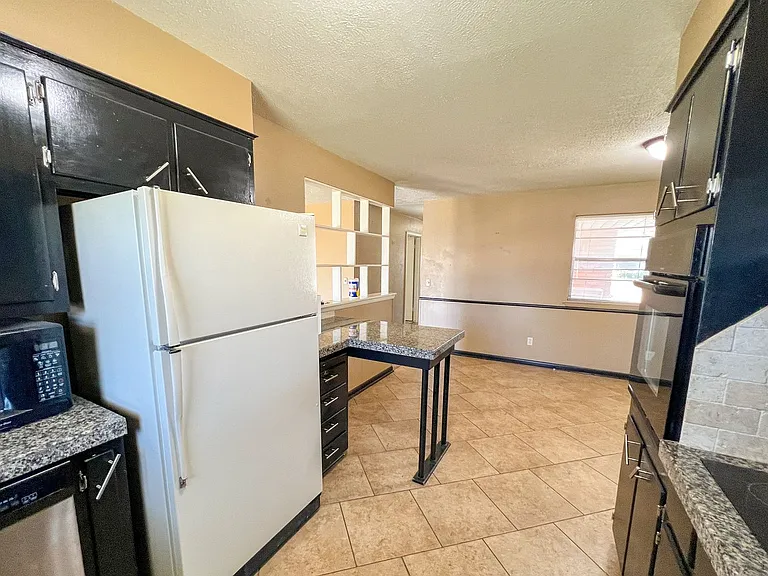 2737 Plymouth Ln — Photo 6