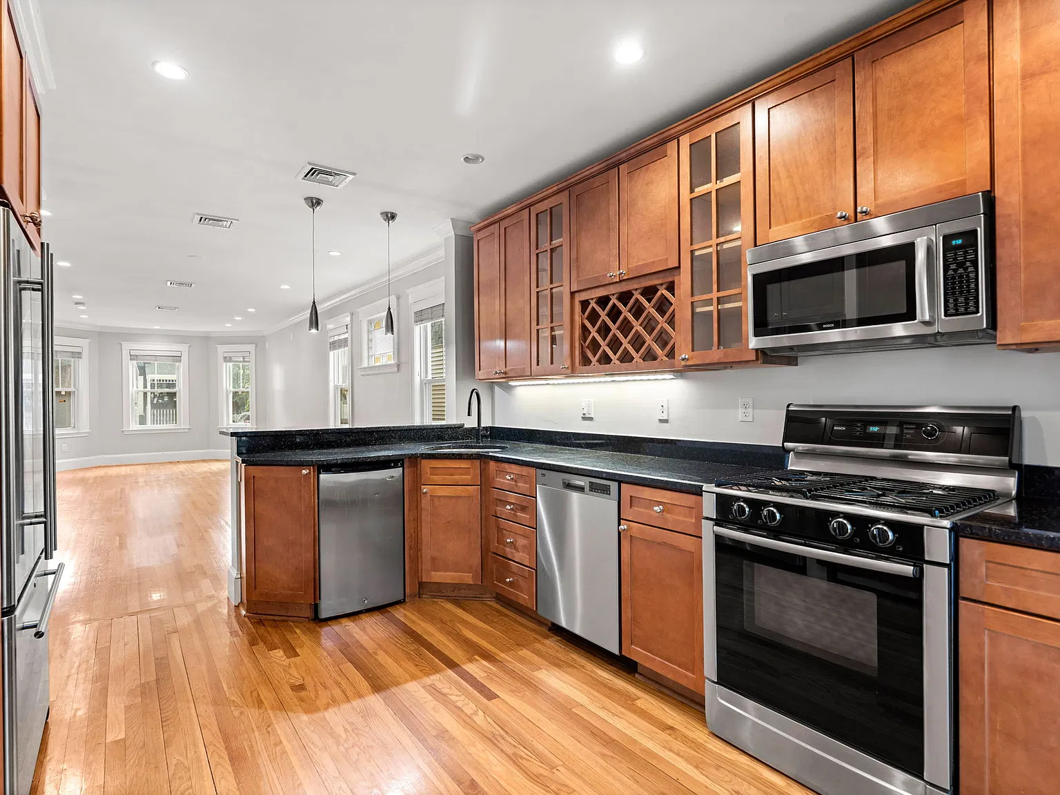 2 bed, 1000 sqft, $3,400 — Photo 1