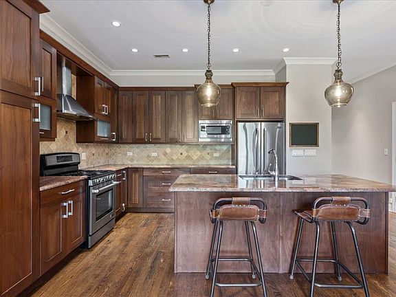 3rd image of 4860 N Clark St #3S