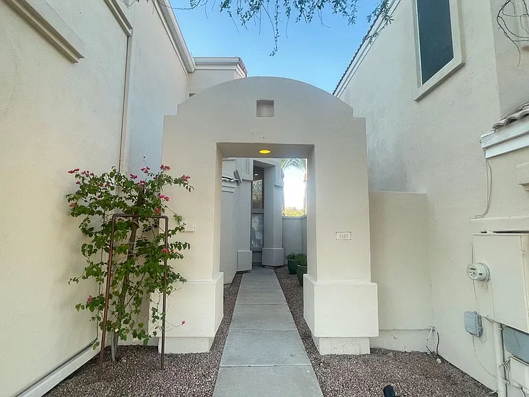 1147 E Amberwood Dr — Photo 3