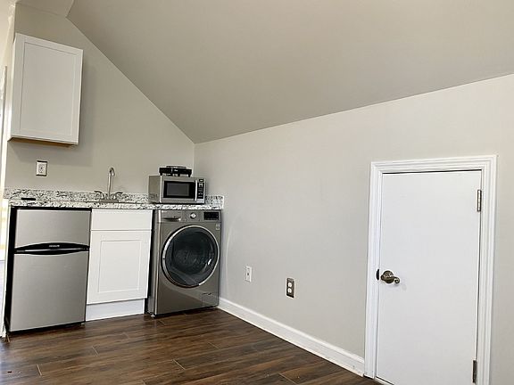 5th image of 85 Pin Oak St