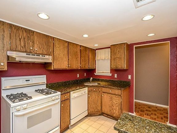 4th image of 2238 Surrey Ct