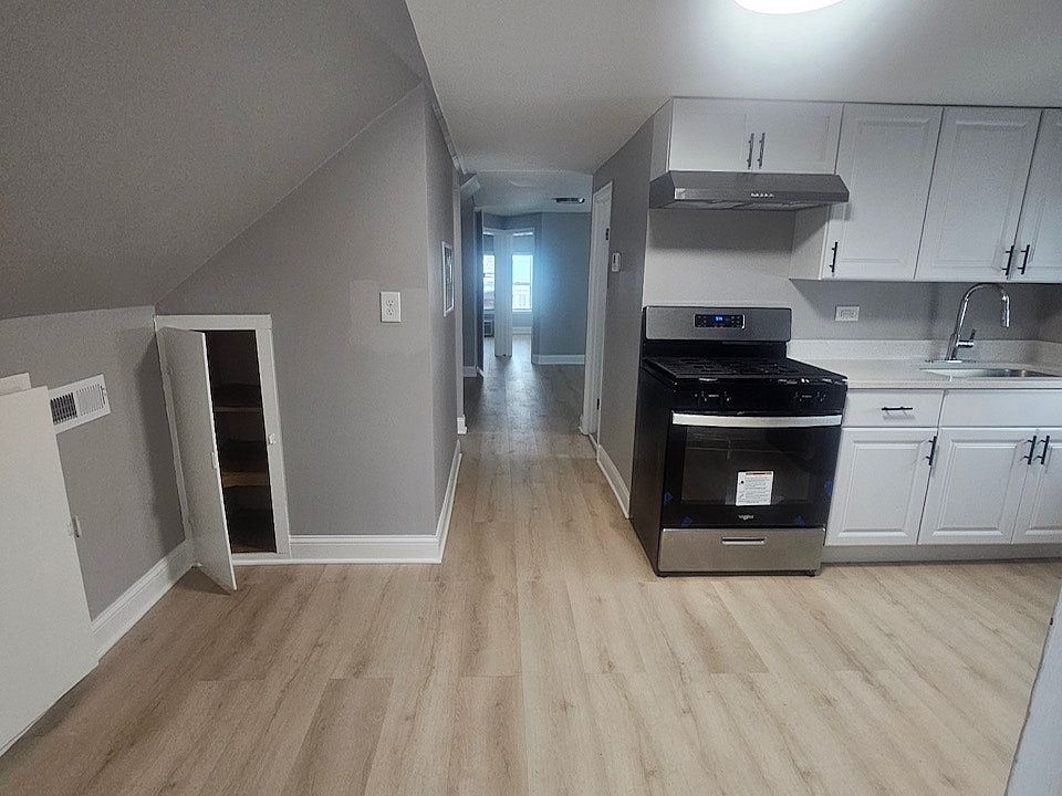 Modern updated kitchen + appliances