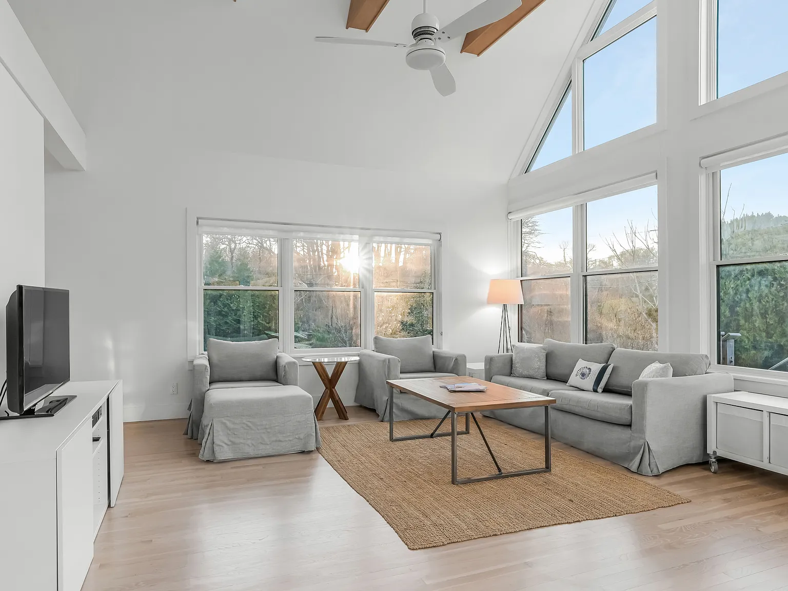 Montauk Hideaway - Close To Ocean & Golf — Photo 3