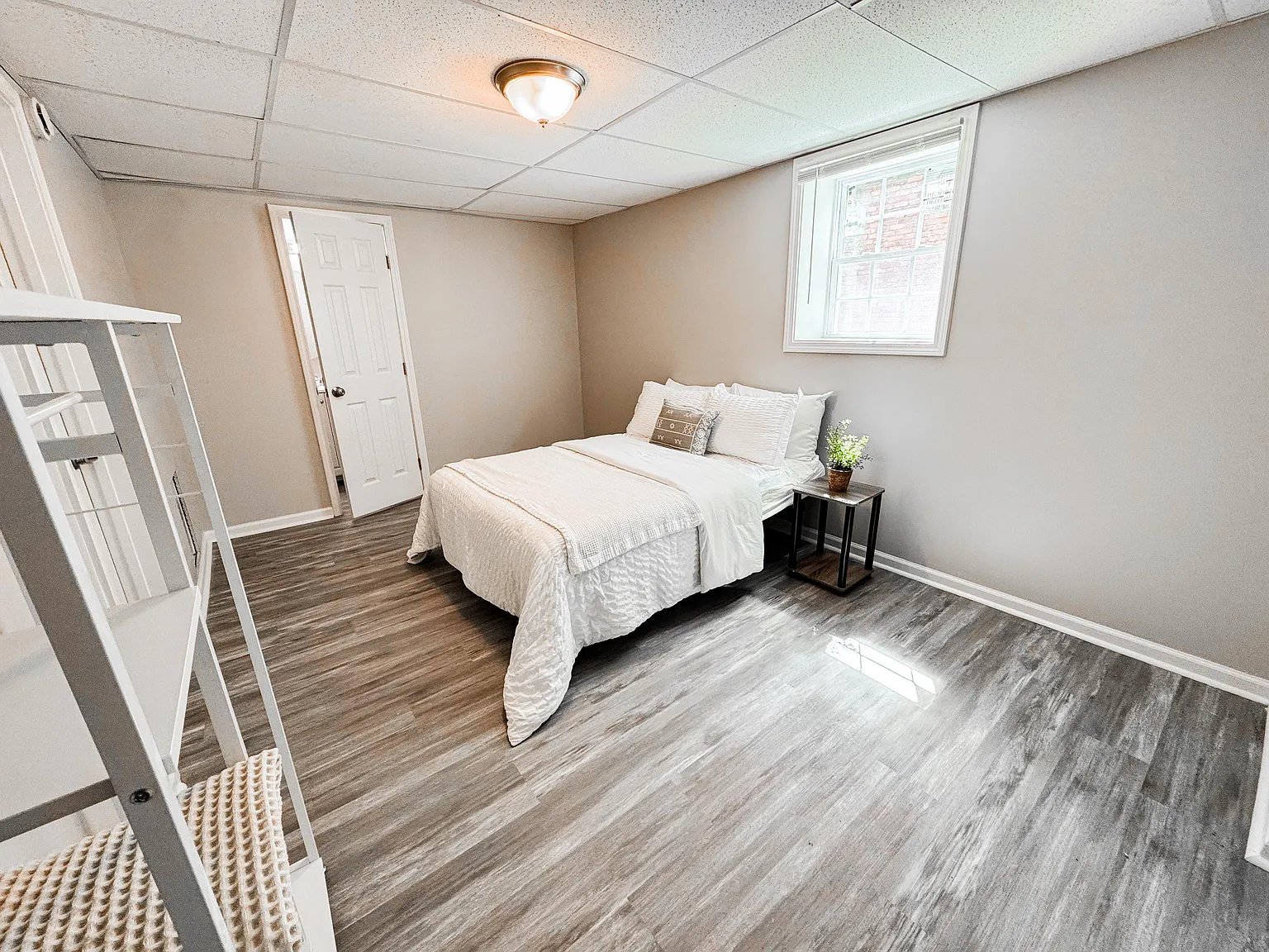 4 bed, 4.0 bath, 2200 sqft, $1,092 — Photo 2
