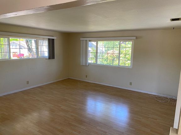 4th image of 955 Castlewood Dr #3