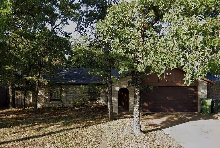 2910 Forestwood Dr — Photo 1