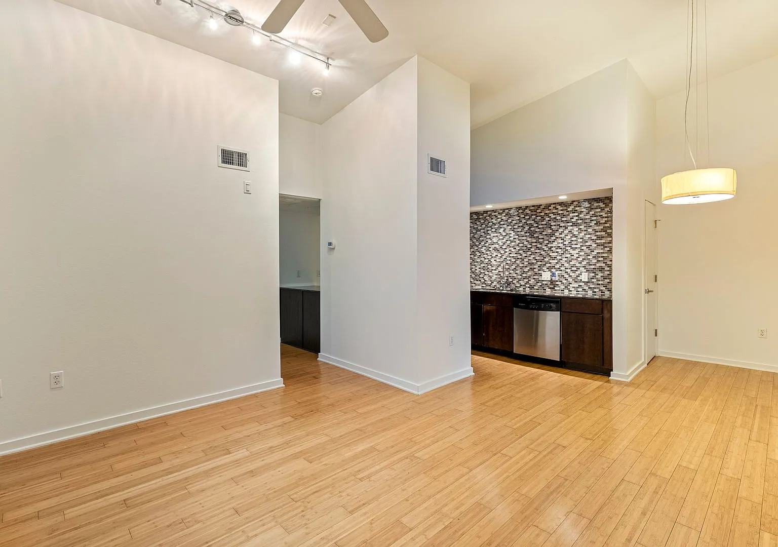 Stunning 1 bedroom, 1 bathroom home in Akoya Condominiums — Photo 3