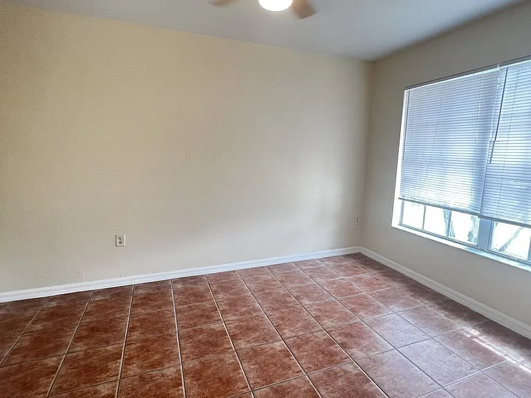 213 SE 23rd Pl — Photo 6