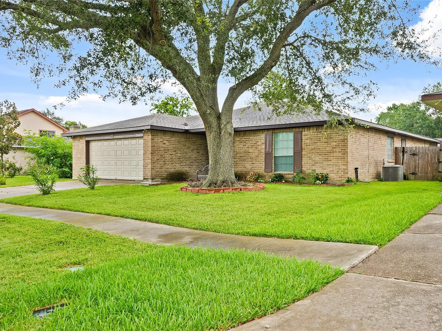 3 bed, 2.0 bath, 2015 sqft, $1,975 — Photo 2