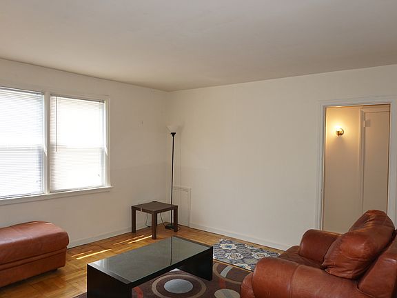 4th image of 2602 Kensington Ave APT 6