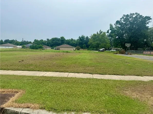 2601 Reunion Dr, Violet, LA 70092