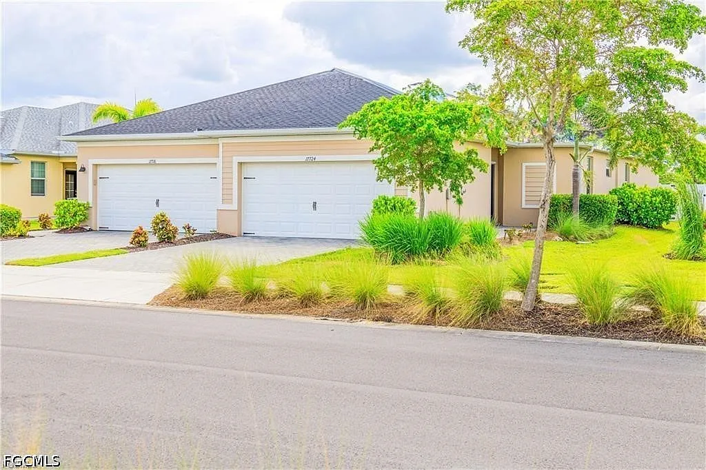3 bed, 2.0 bath, 1439 sqft, $2,200 — Photo 2