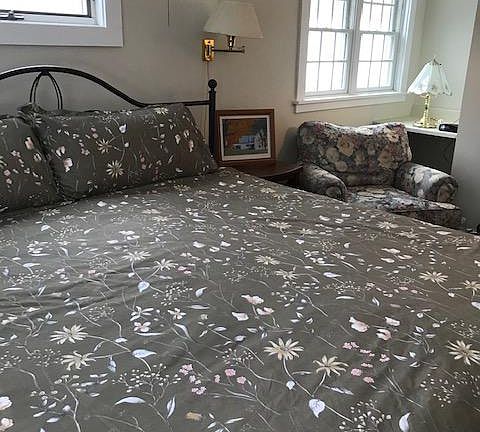 Upstairs bedroom- king