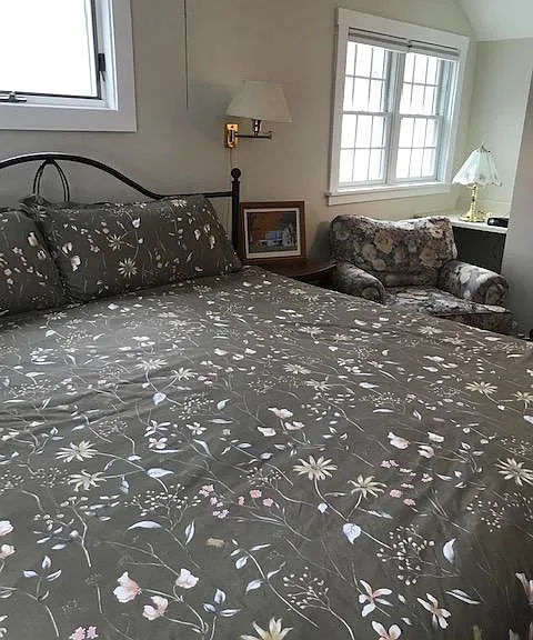 Upstairs bedroom- king