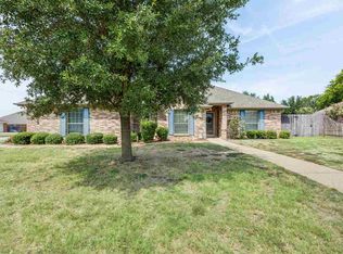 402 W Wall St, Hewitt, TX 76643