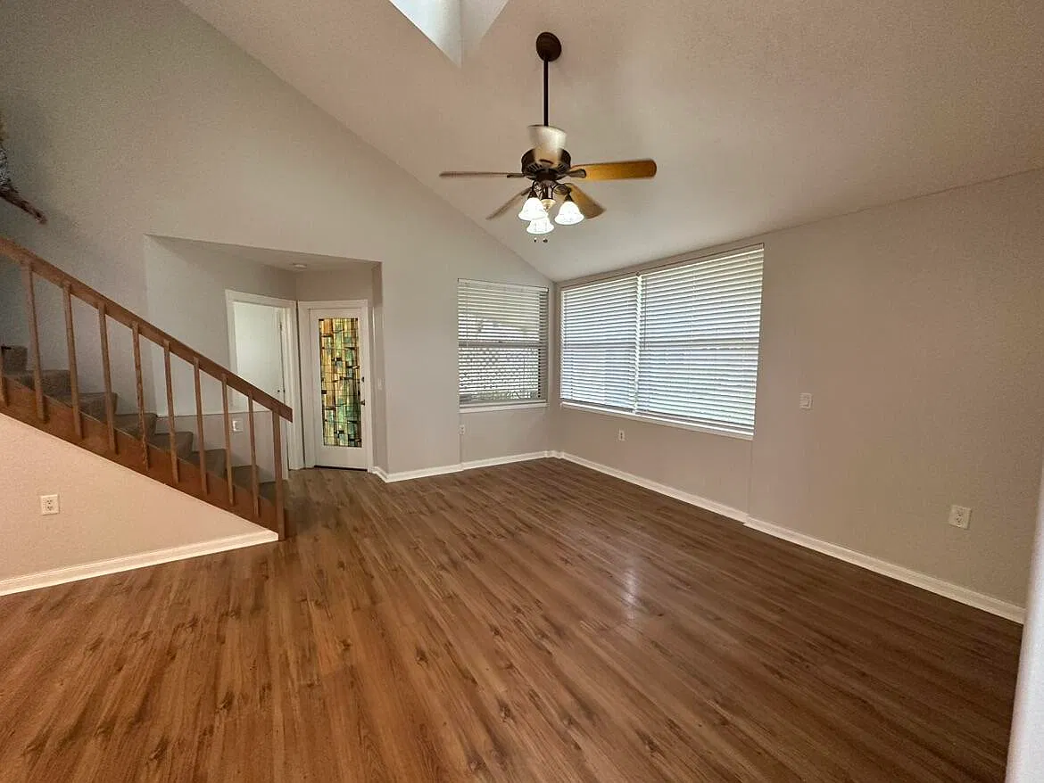 3 bed, 2.0 bath, 1296 sqft, $2,500 — Photo 3