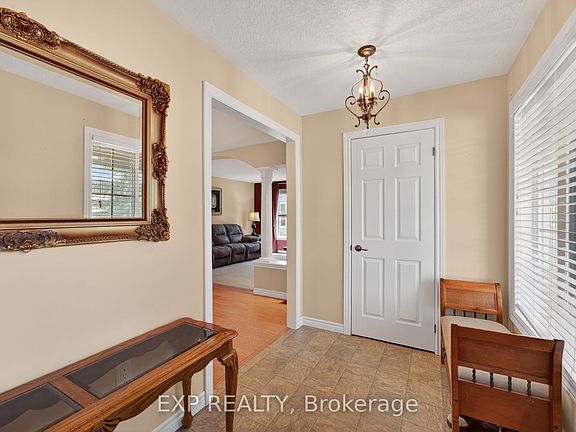 4th image of 30 Illinois Cres