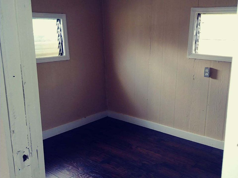 2nd image of 103 N Hart Ave