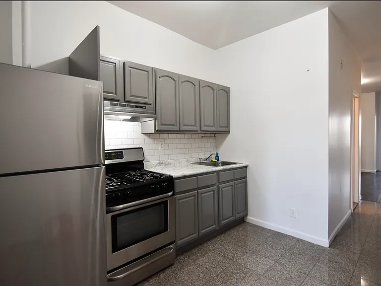 955 Grand St #3R — Photo 4