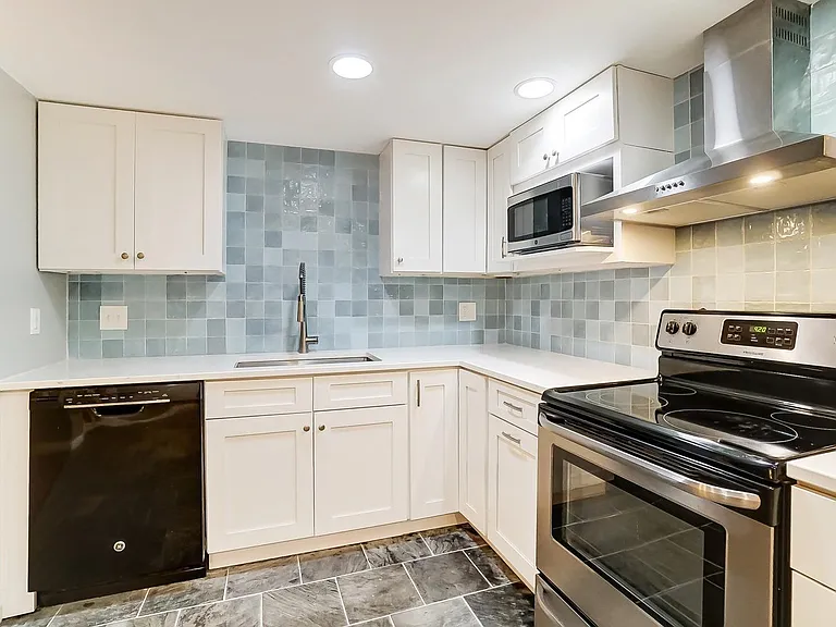114 E Corry St — Photo 17