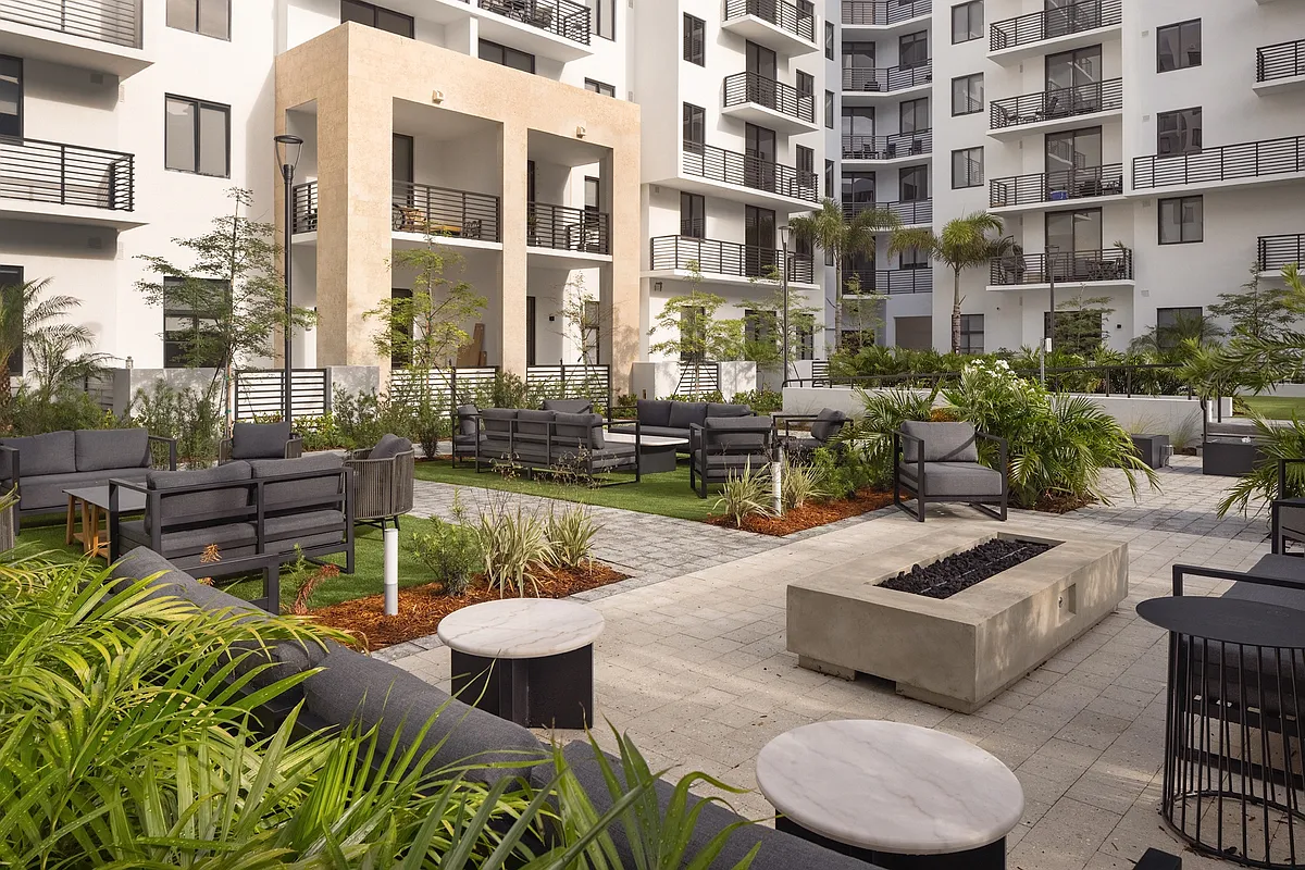 Building Photo - Biscayne 112