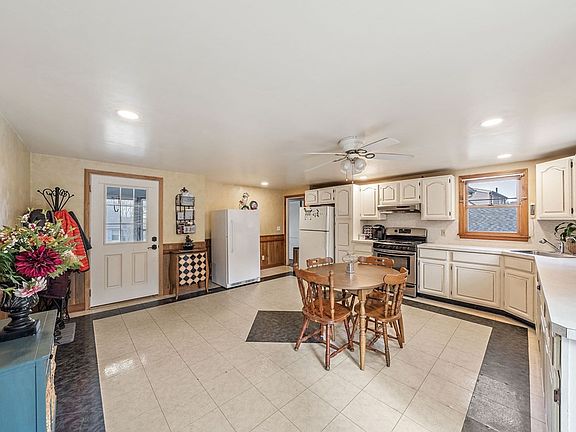 4th image of 538 Summer St