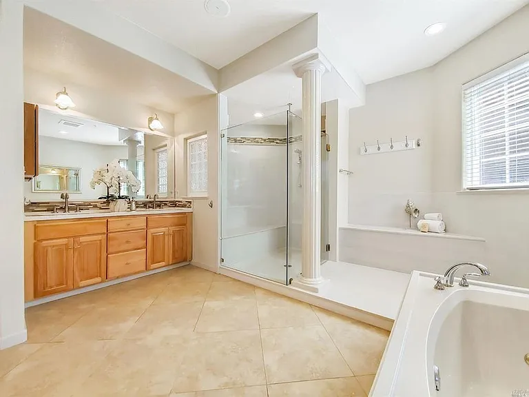 735 El Paseo Dr — Photo 9