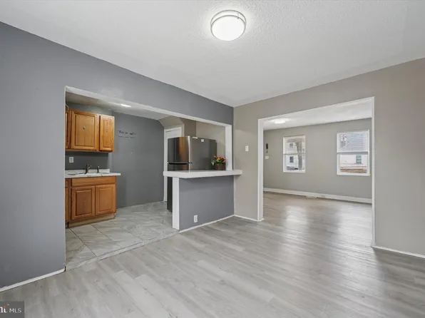 1137 Pine Ln, Chester, PA 19013