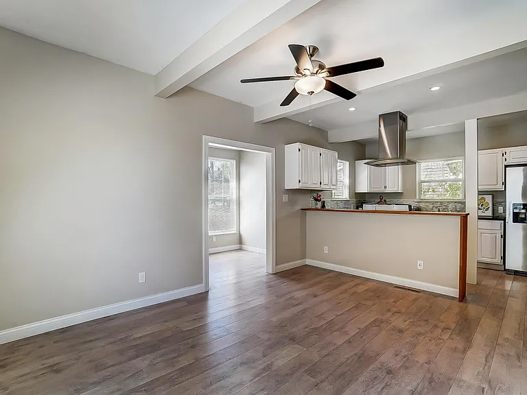 147 Whitethorne Ave — Photo 10